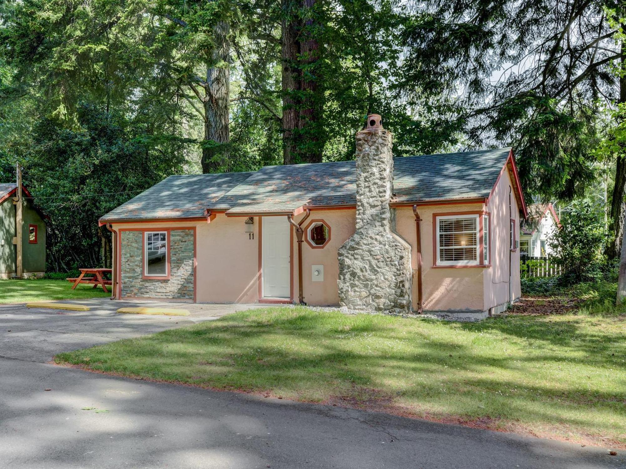 Malahat Bungalows Motel Exterior photo